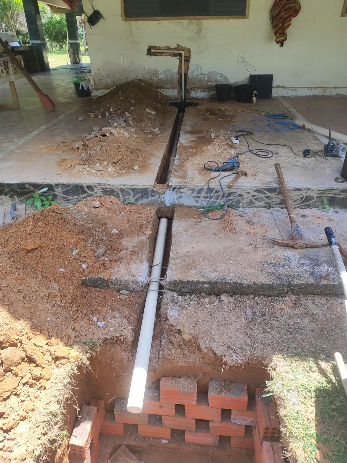 ANTES - Instalação de Caixa de Gordura, Encanamento e Sumidouro